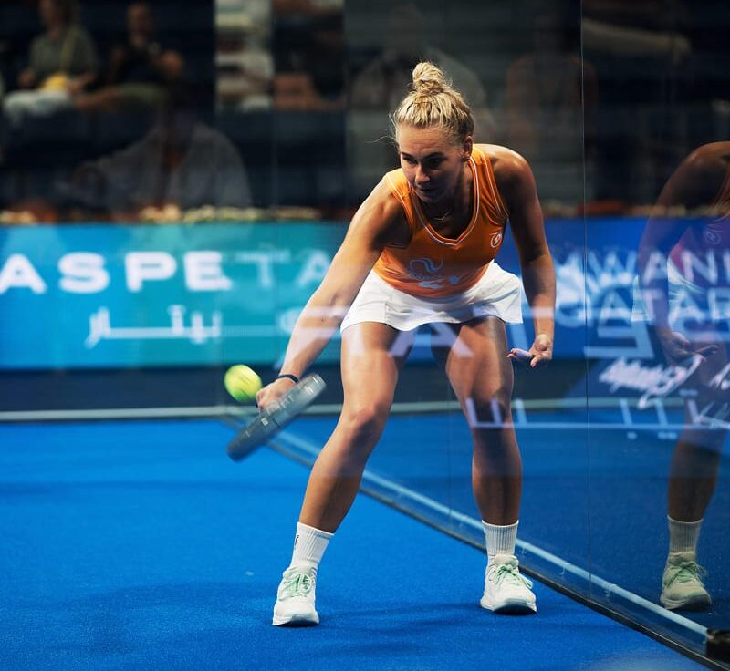 Liza groenveld op padelbaan in actie